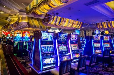 Auto Roulette live table interface showing wheel, betting grid, and spin timer